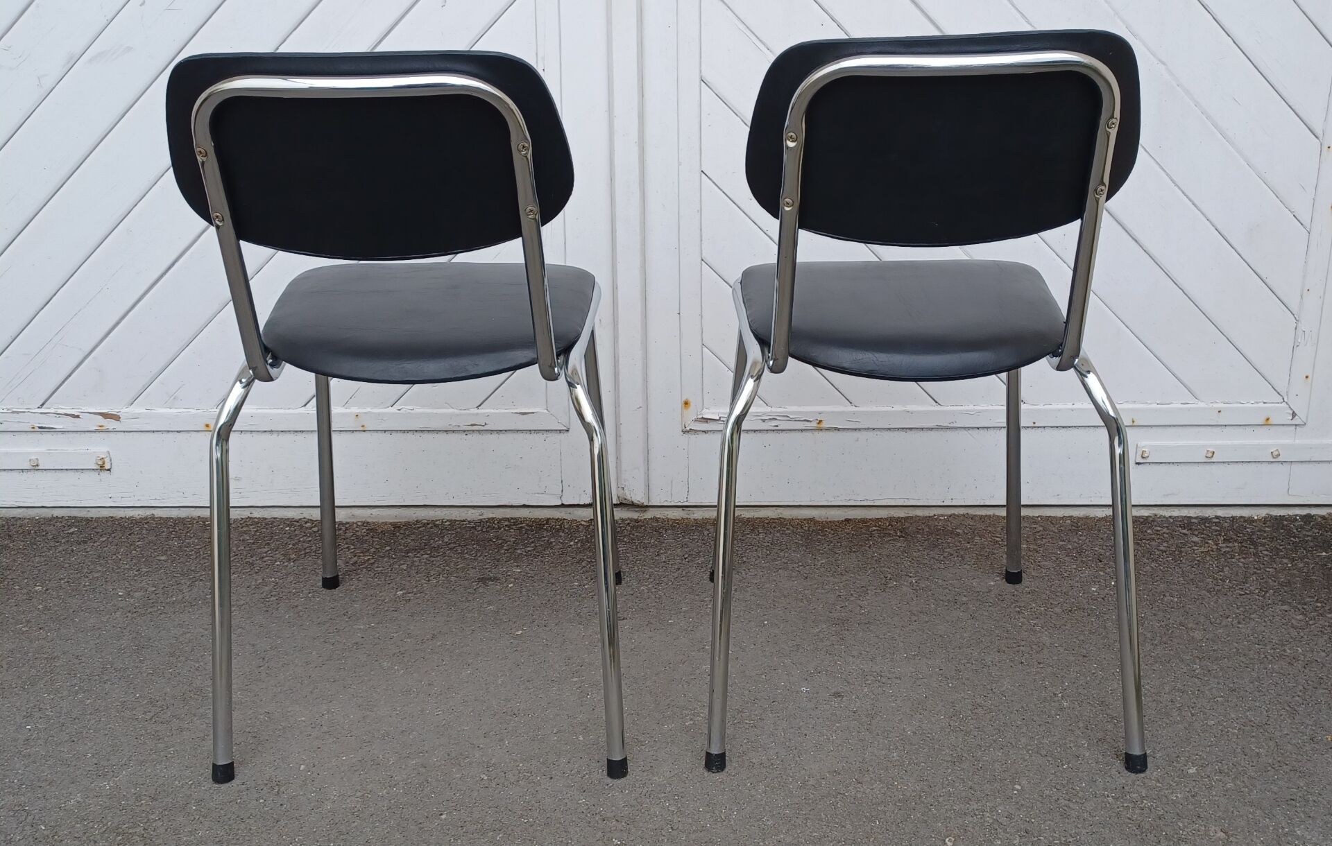 Paire de chaises vintage skaï et chrome