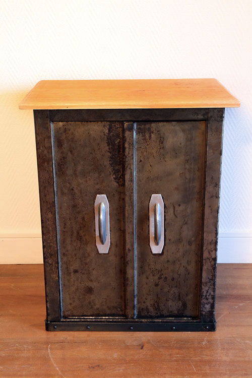 Meuble de rangement métallique industriel