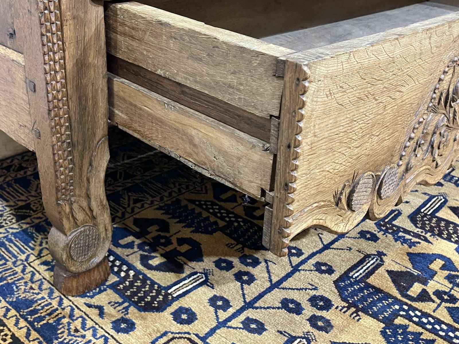 Armoire de mariage Normande sculptée en chêne clair du 19ème siècle