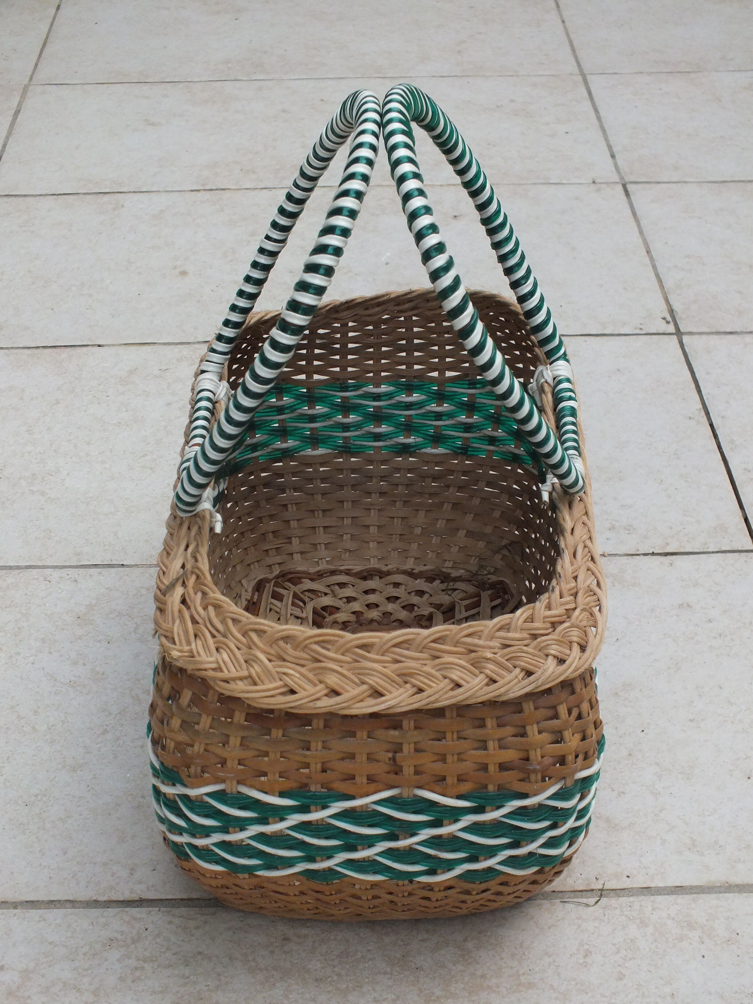Woven wicker basket and scoubidou from the 50s