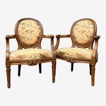 Paire de fauteuils médaillon en bois naturel de style Louis XVI