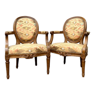 Paire de fauteuils médaillon en bois naturel de style Louis XVI
