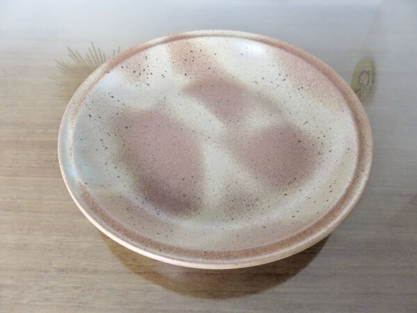 Grand plat en grès, aspect barbotine, Sarreguemines, France.