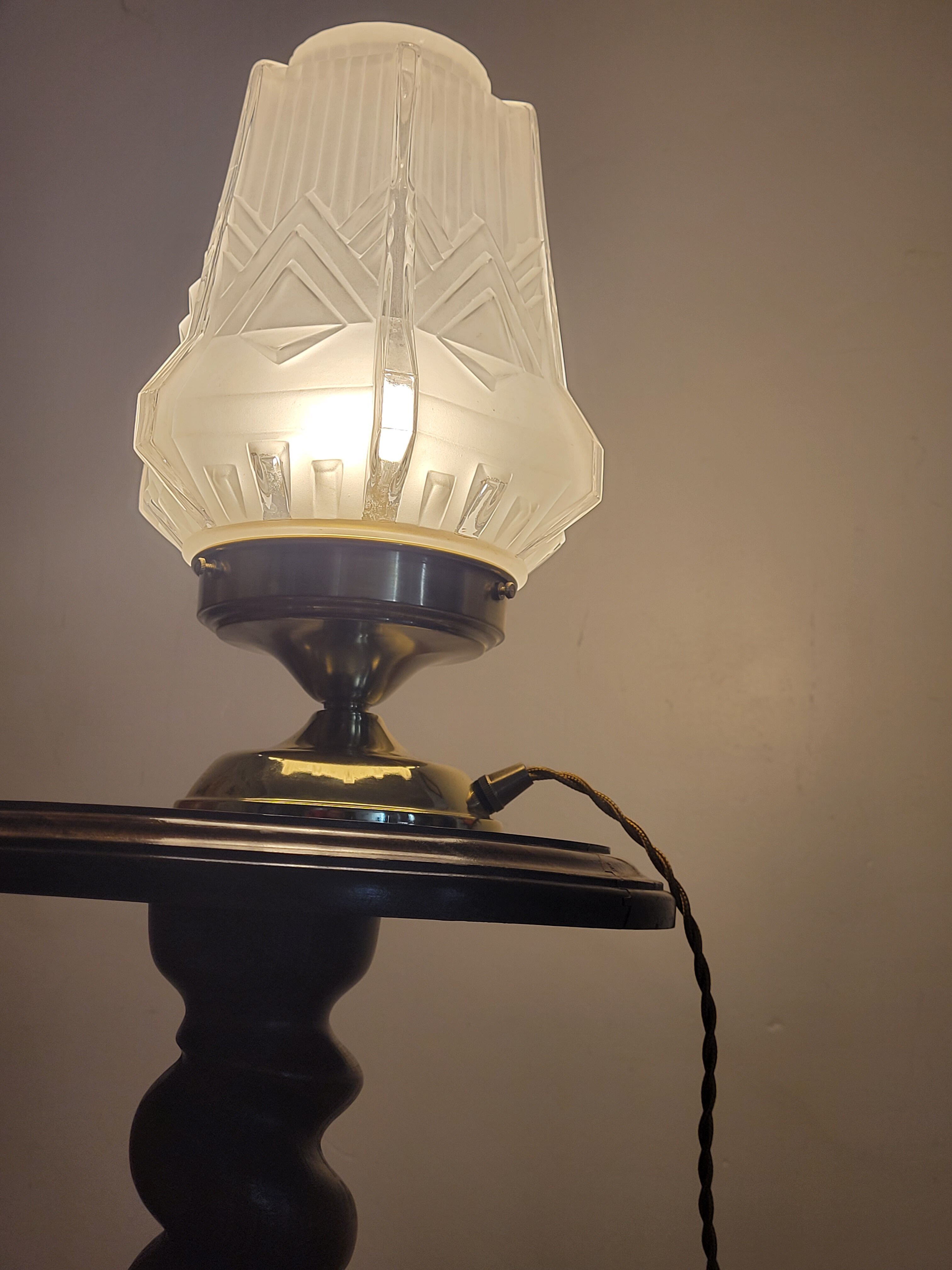 Lamp to pose with Art Deco globe