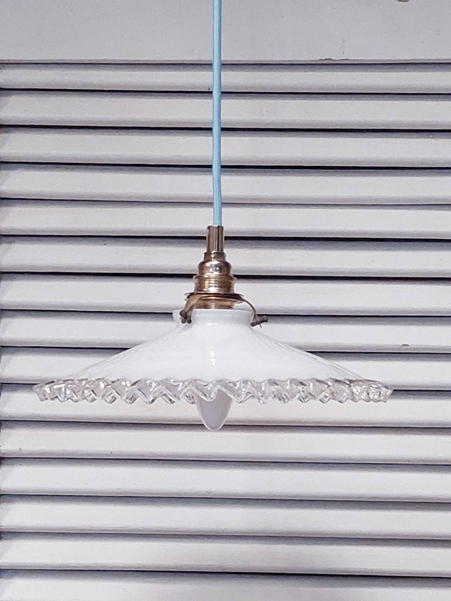 Suspension in white opal