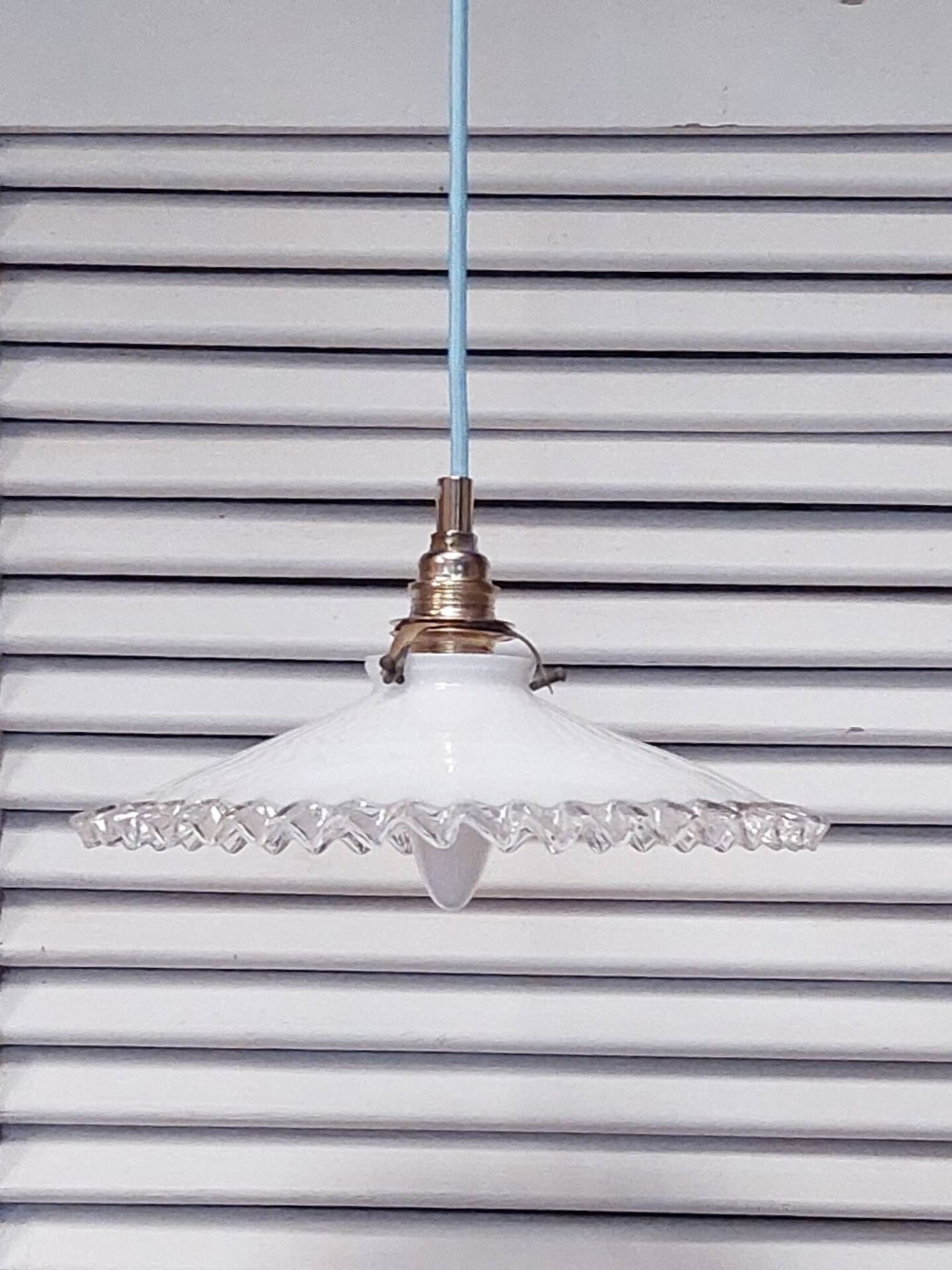 Suspension in white opal