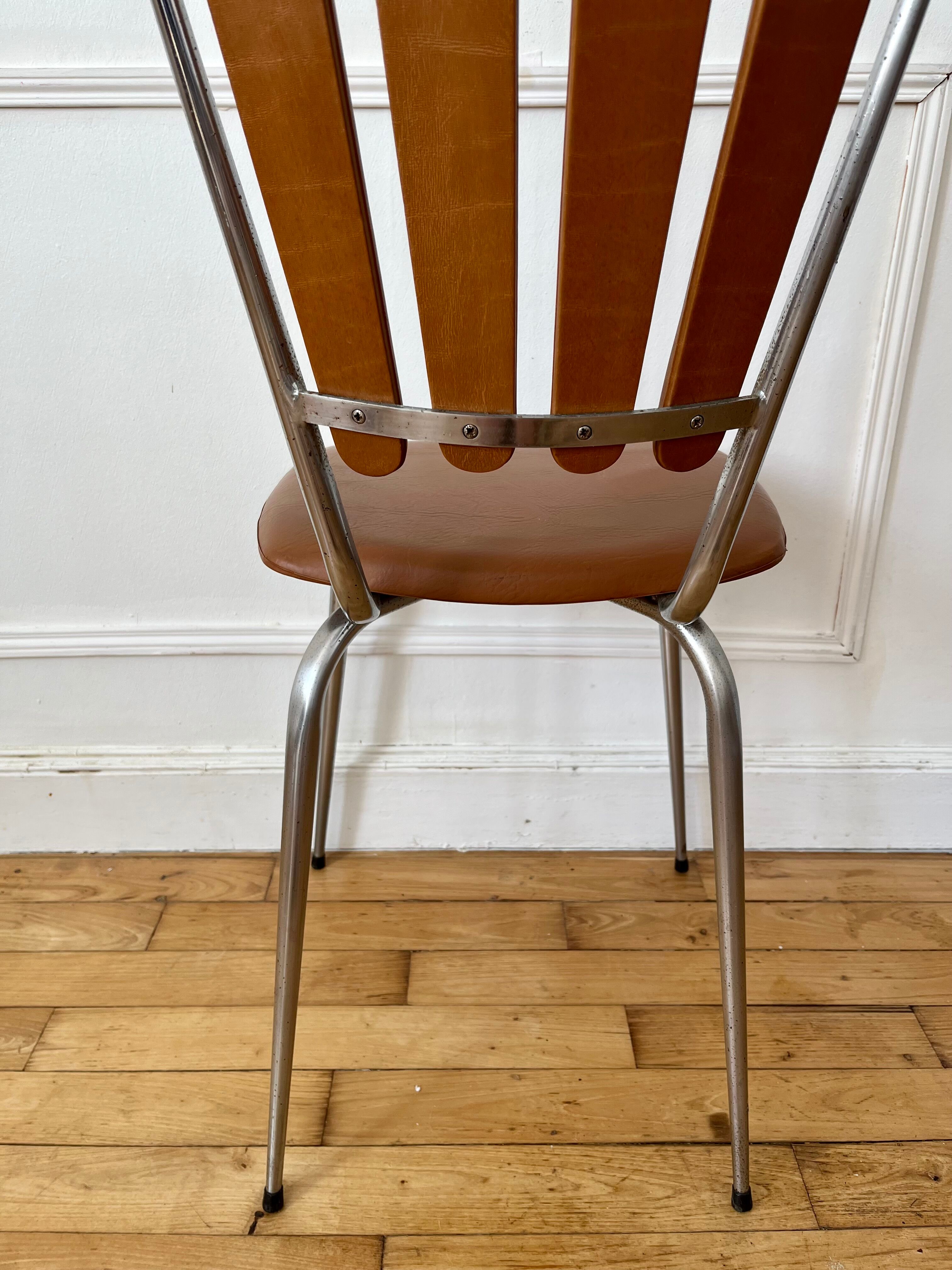Flower petal chair in brown Skaï