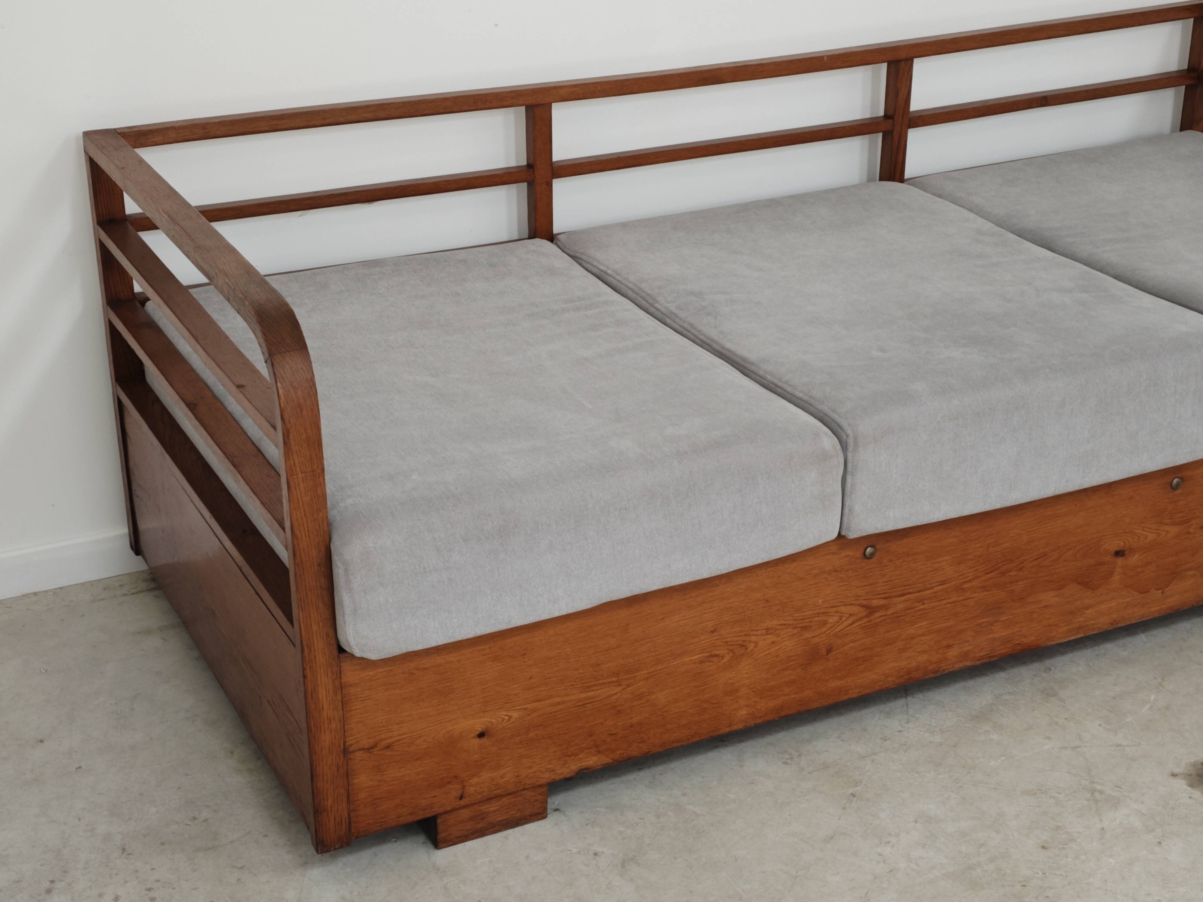 Art Deco sofa gray fabric Jindrich Halabala 1930