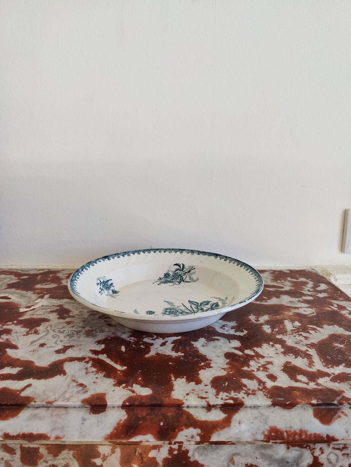 Round dish in Sainte Amandinoise iron earth