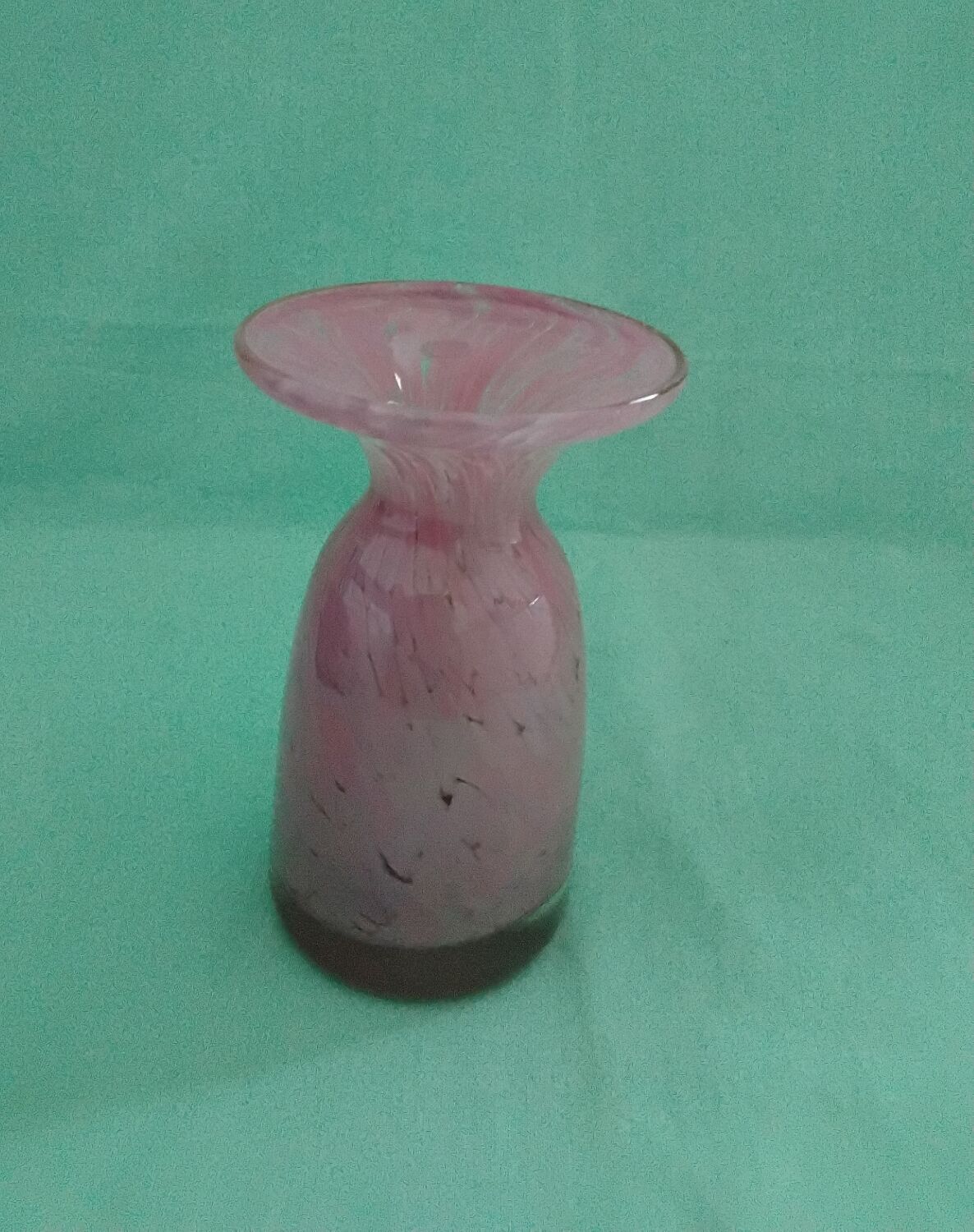 Vase en verre rose