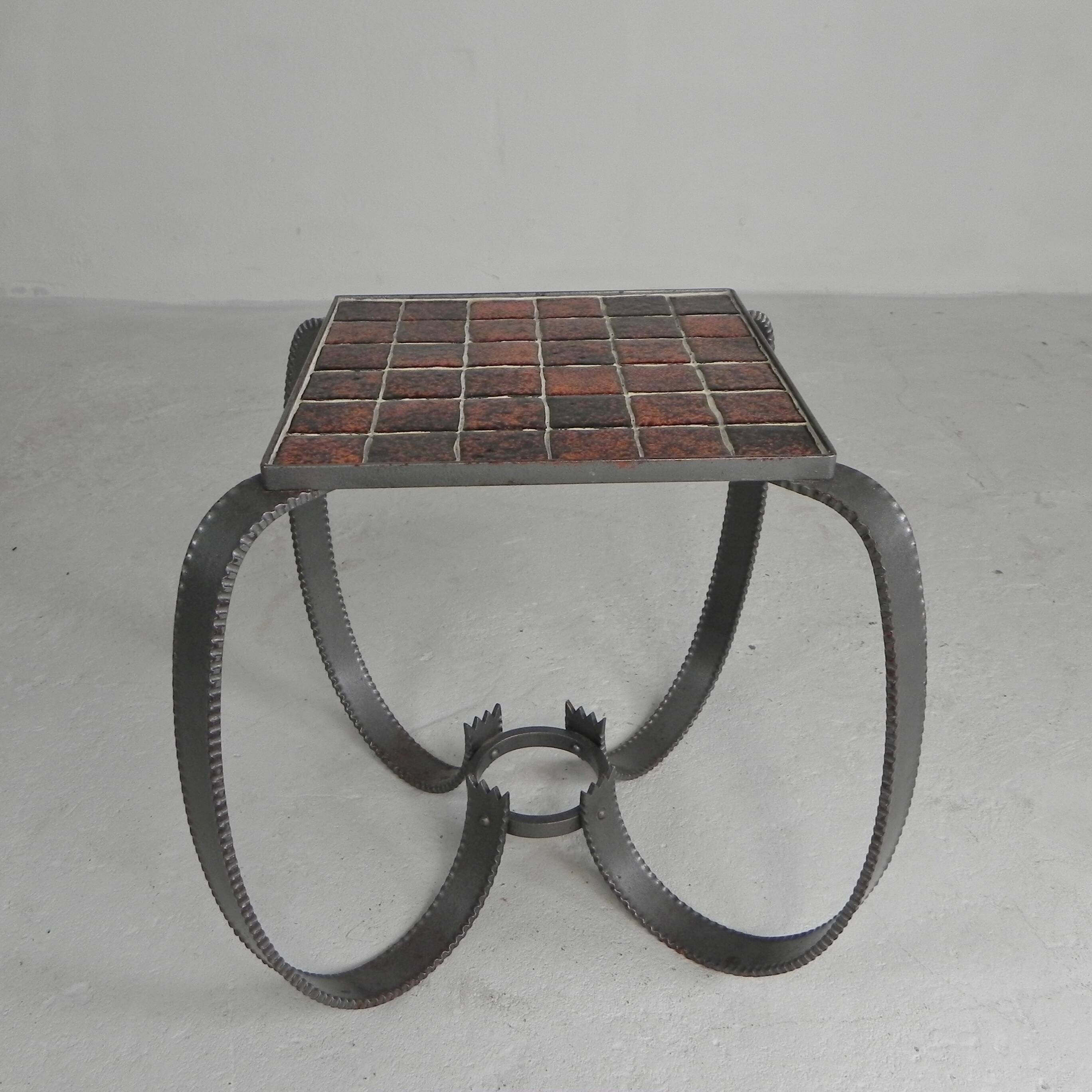 Table basse brutaliste, table carrelée avec 36 carreaux, années 1950