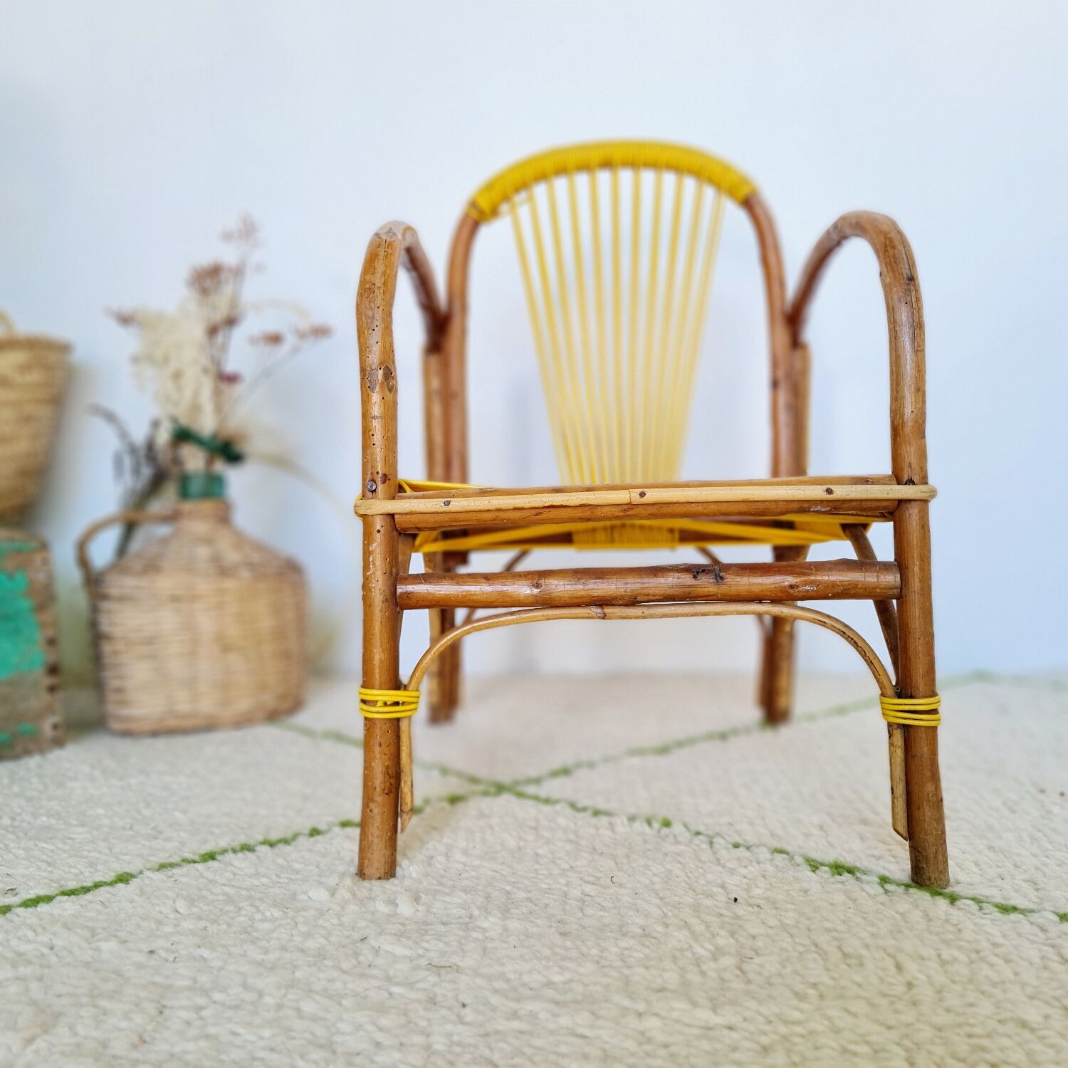 Children's chair wood and yellow scoubidou