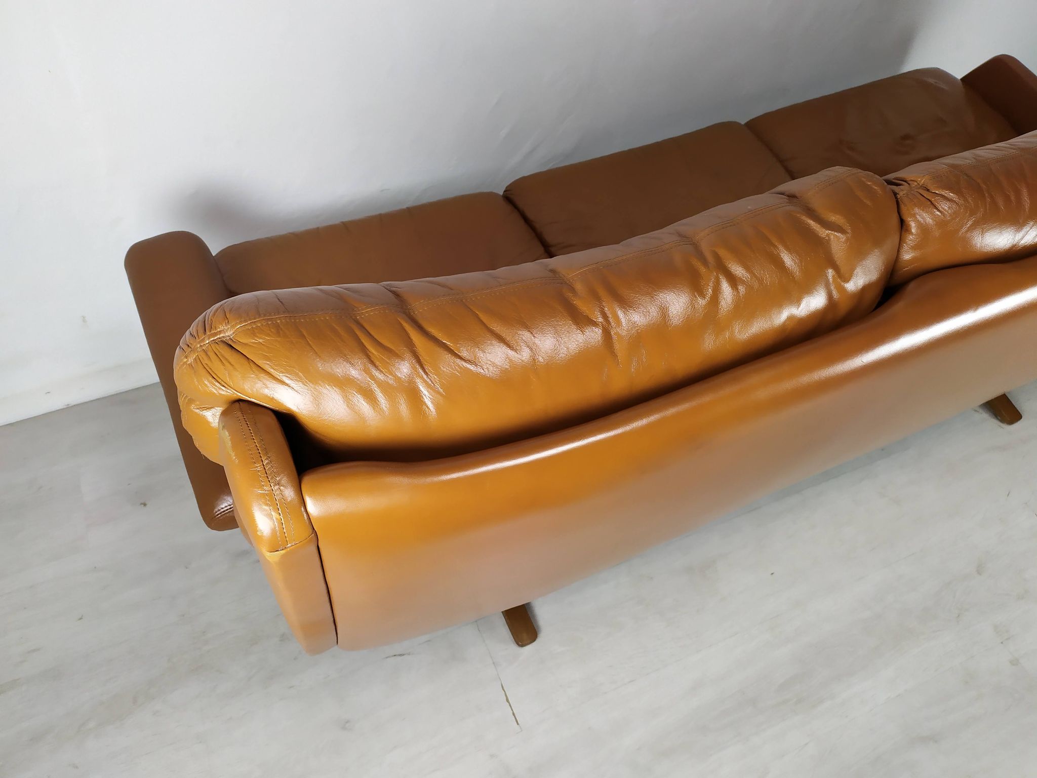 Canapé cuir fauve scandinave