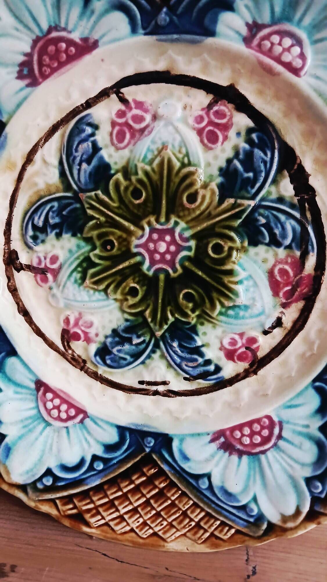 Majolica barbotine plate, French