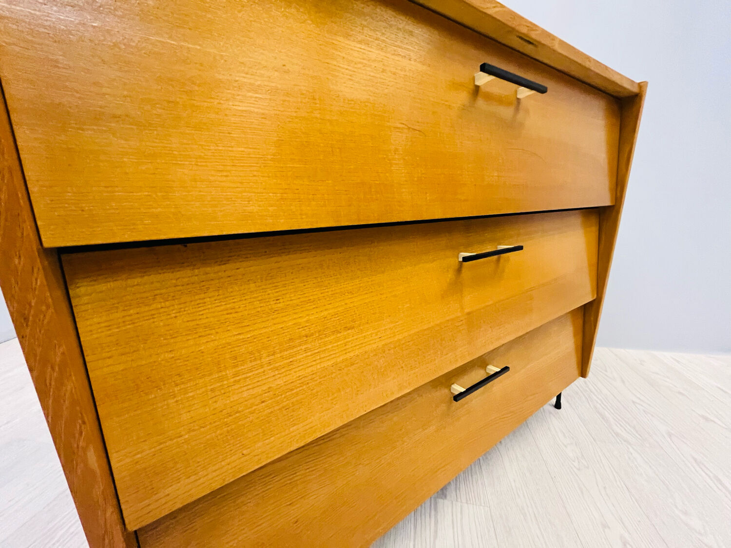 Shoes cabinet with metal frame