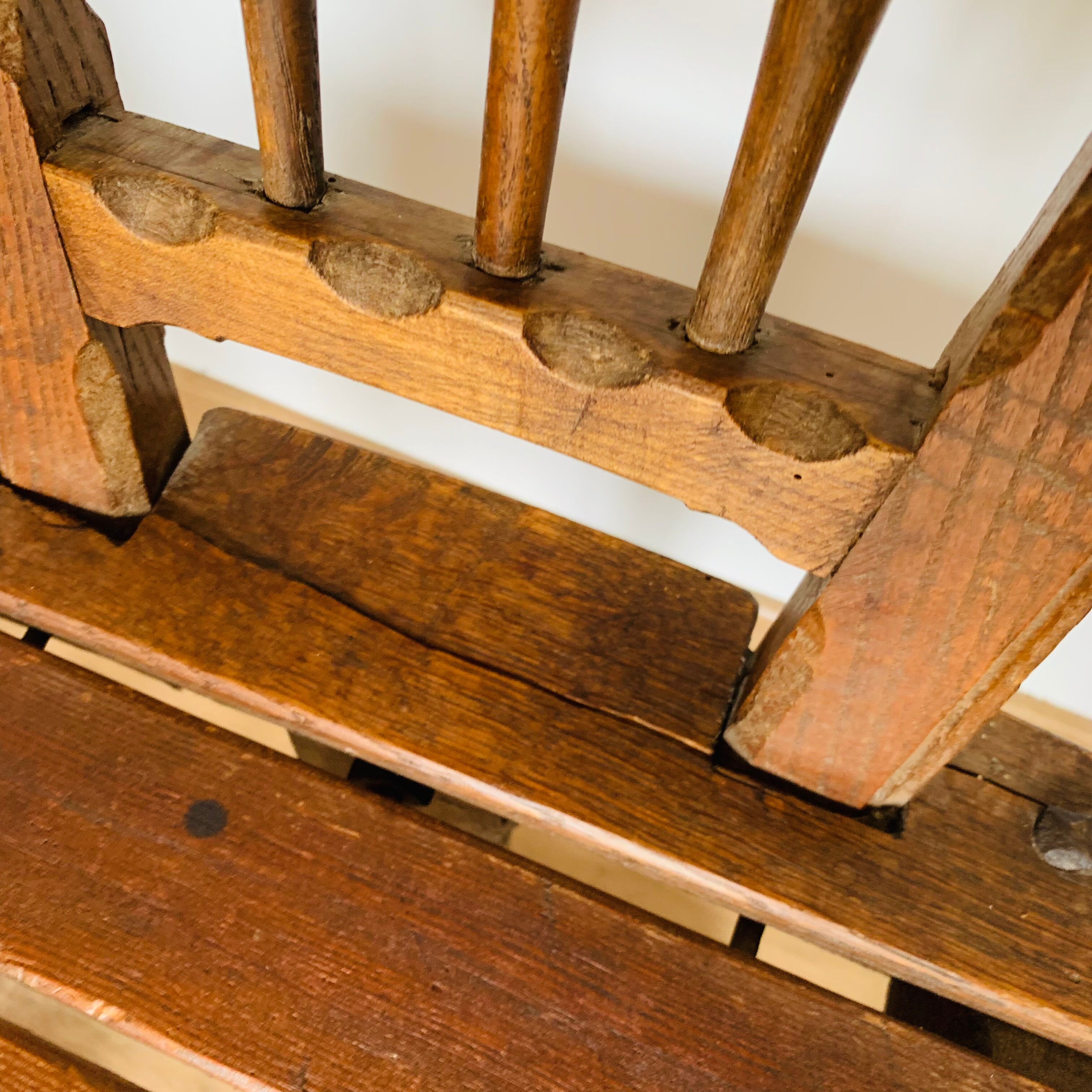 Ensemble de 5 chaises en bois, travail artisanal