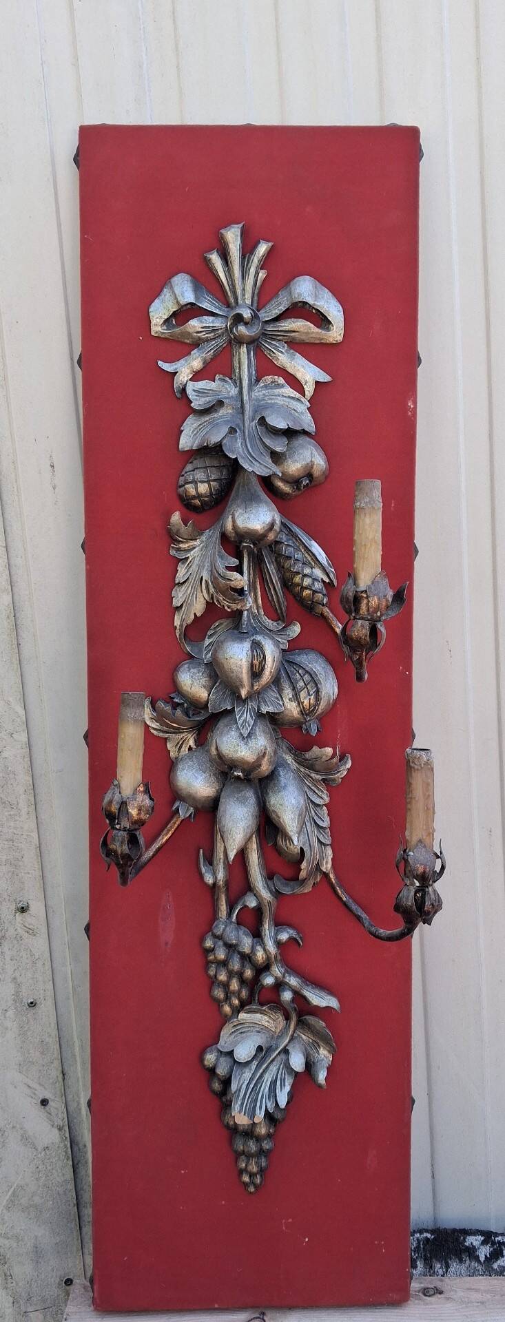 Large three-light wall sconce in silver wood with fruit decoration.