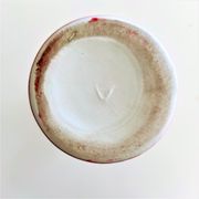 Vase en céramique rouge et blanc avec marque en relief vintage