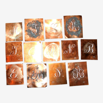 Lot de 11 pochoirs anciens en cuivre - lettres monogrammes industriels