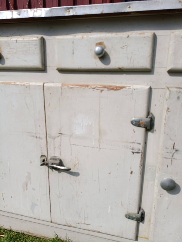 Ancien meuble de métier provenant d'une ancienne quincaillerie