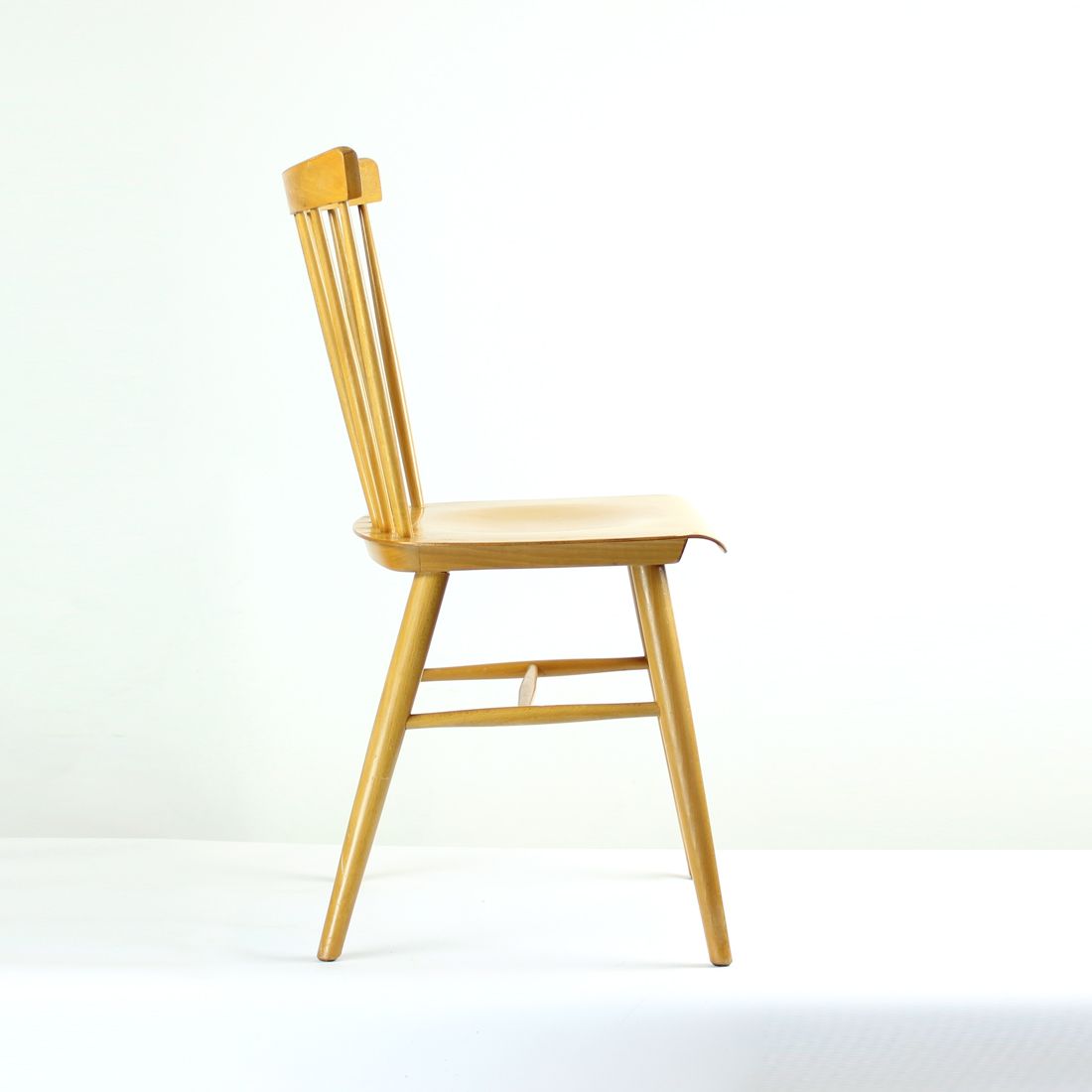 Chaise Ironica du milieu du siècle par TON en bois de chêne, Tchécoslovaquie Années 1960