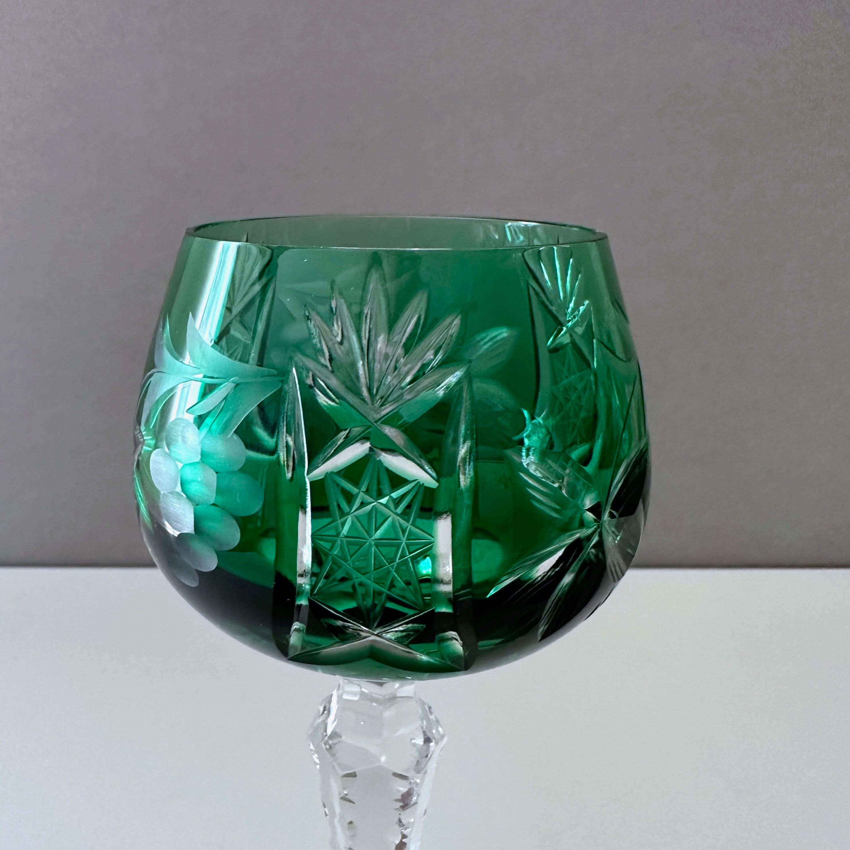Collection de 5 verres à vin coloré, nuances de vert