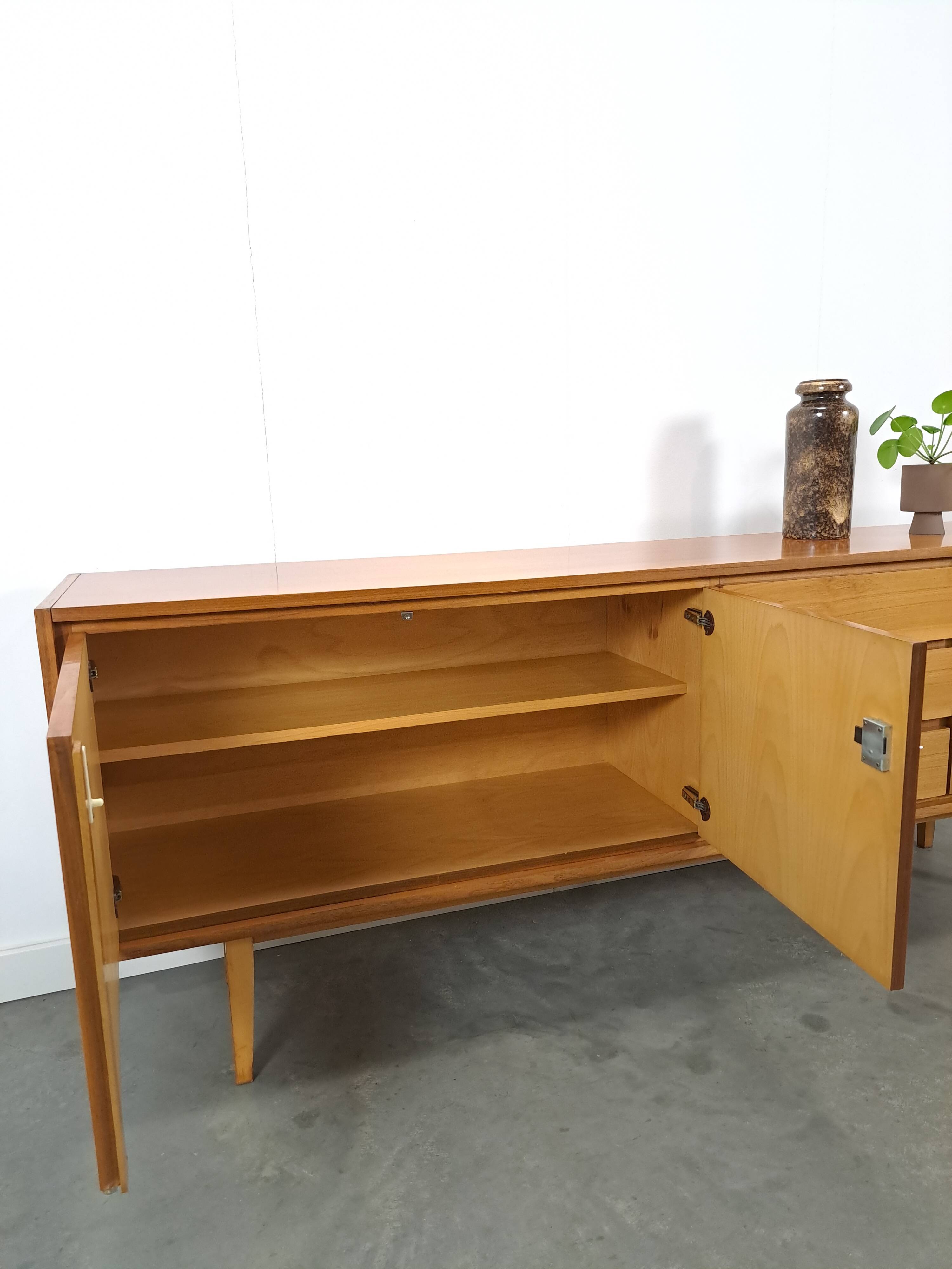 Mid-century notenhout fineer dressoir met 3 lades