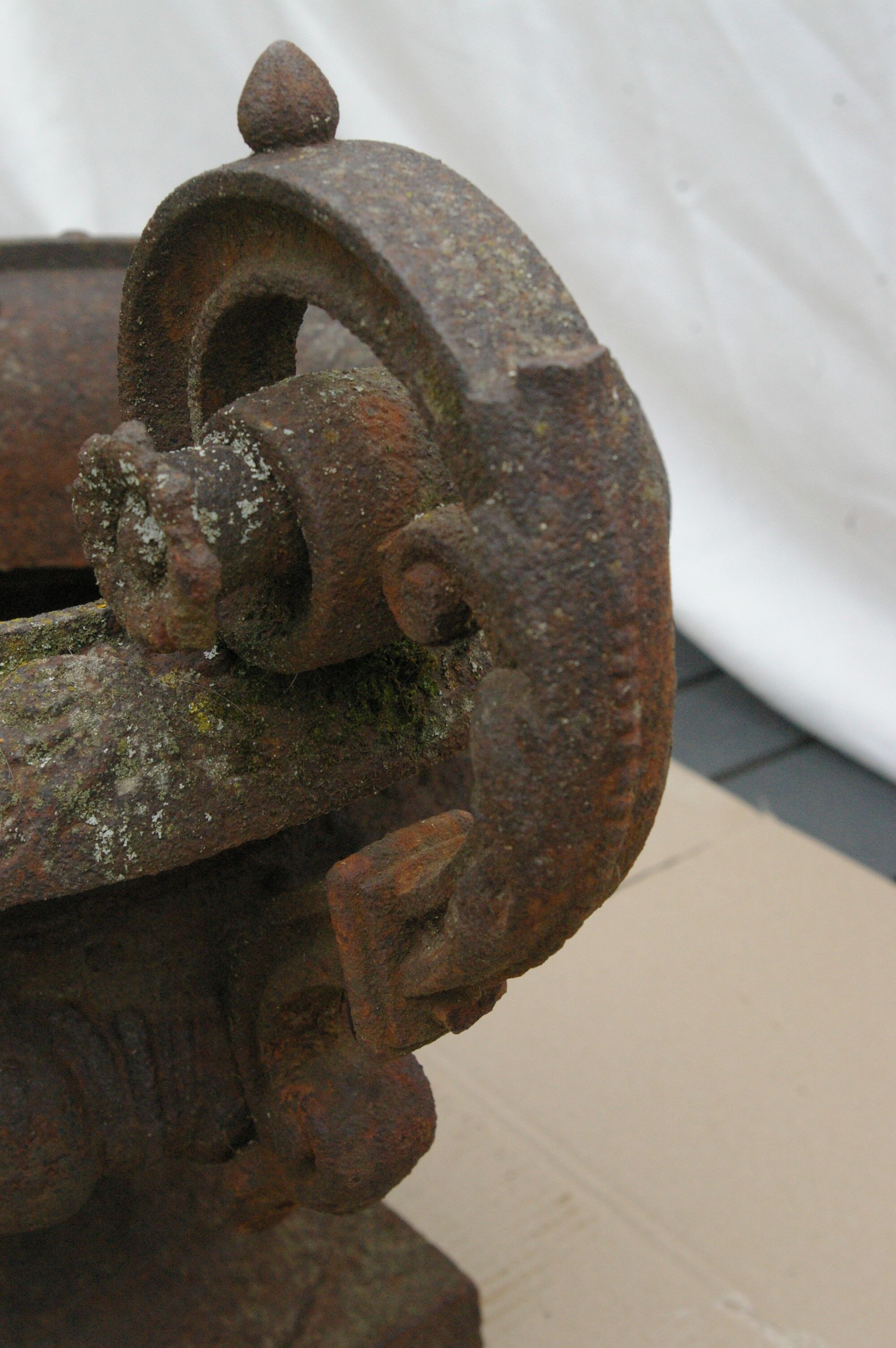 Paire d'anciens vases Médicis de jardin en fonte de fer