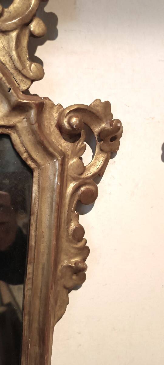 Ancienne paire de miroirs en bois sculpté et doré