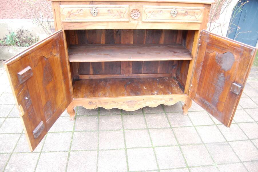 Louis XV buffet in walnut from the early 19th century.