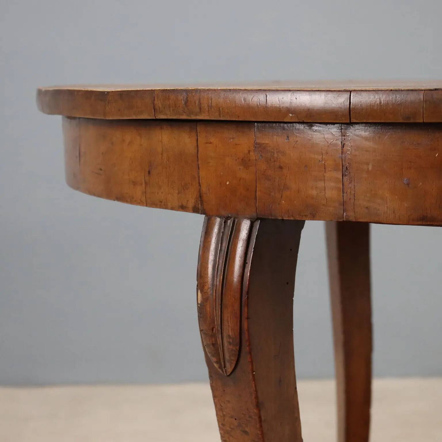Table ronde élégante avec tiroir et pieds galbés