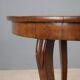 Table ronde élégante avec tiroir et pieds galbés