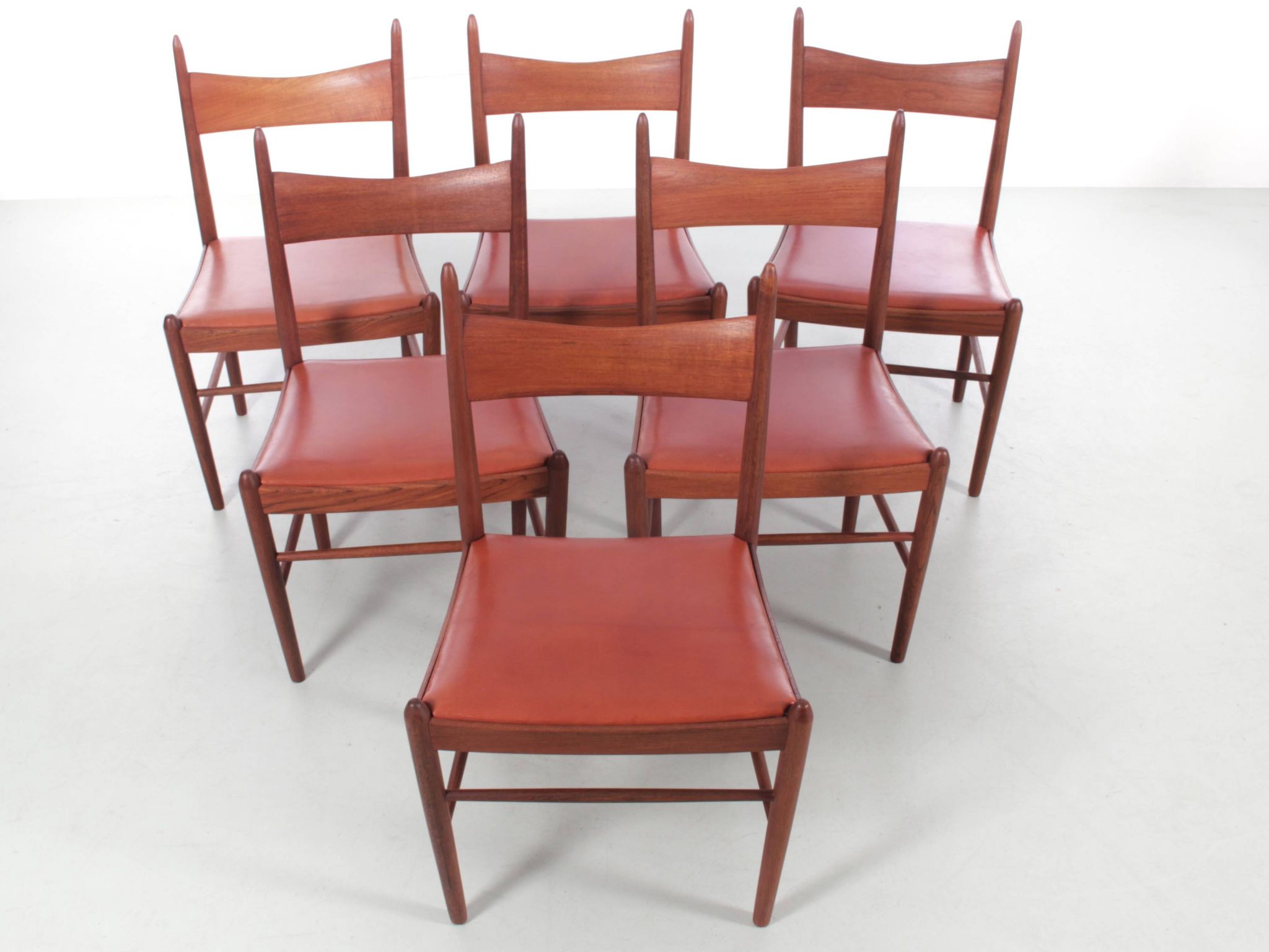Suite de 6 chaises scandinaves en teak
