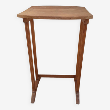 Pedestal table