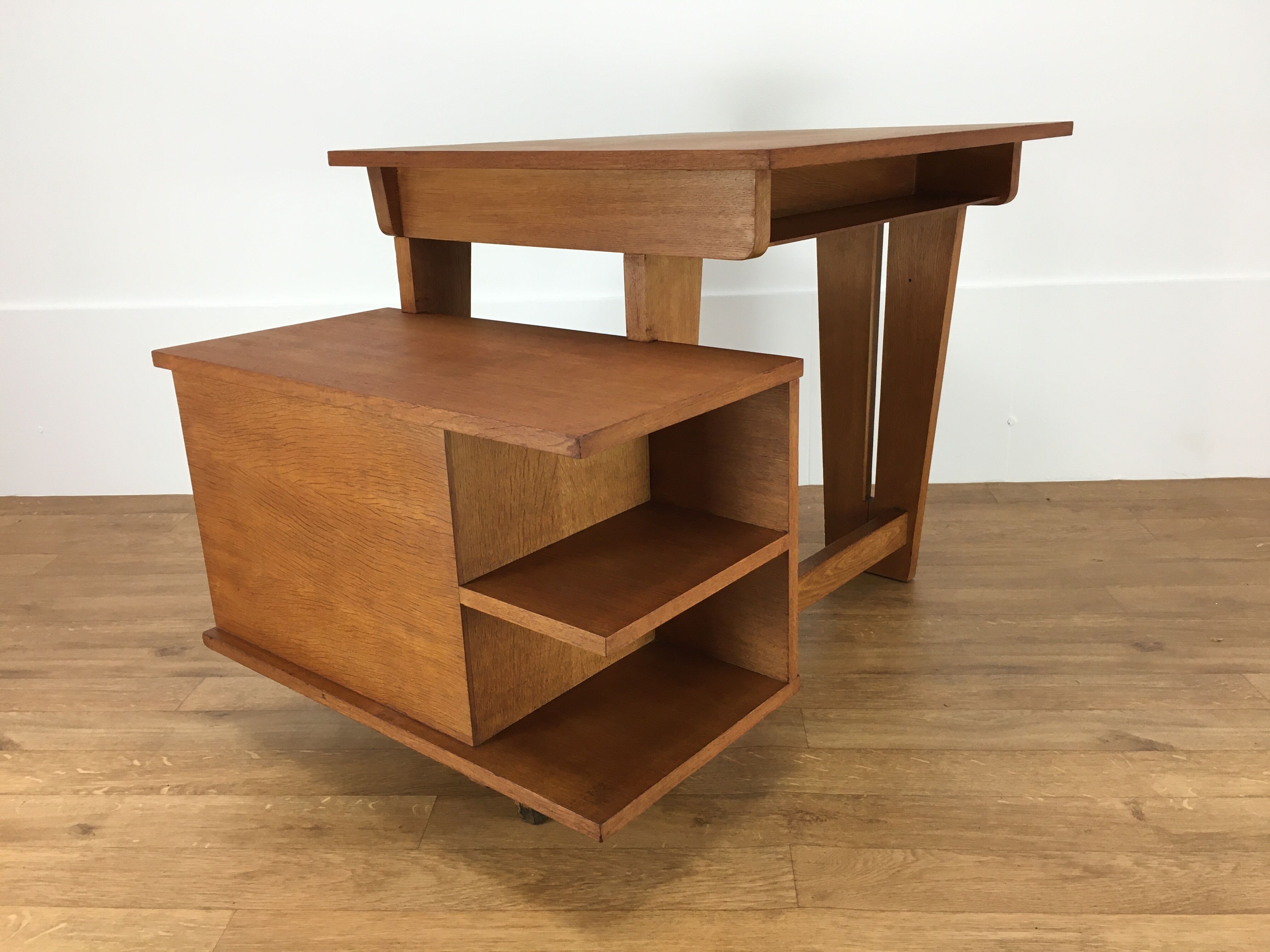 Asymmetric tripod office Reconstruction 1950s