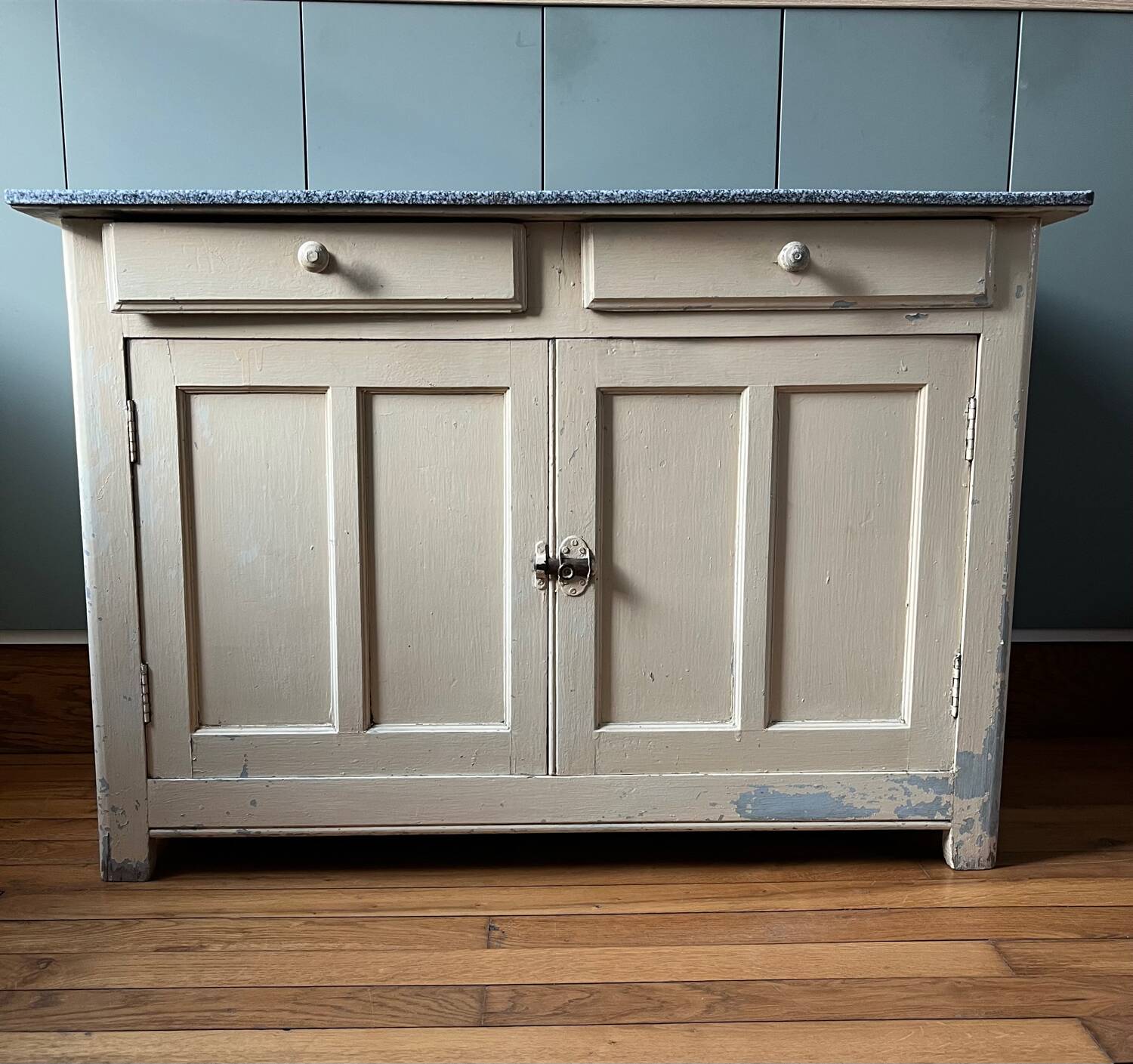 Buffet bas ancien en bois patiné avec plateau en tôle émaillée