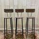 Suite de 3 tabourets de bar en acier et paillés