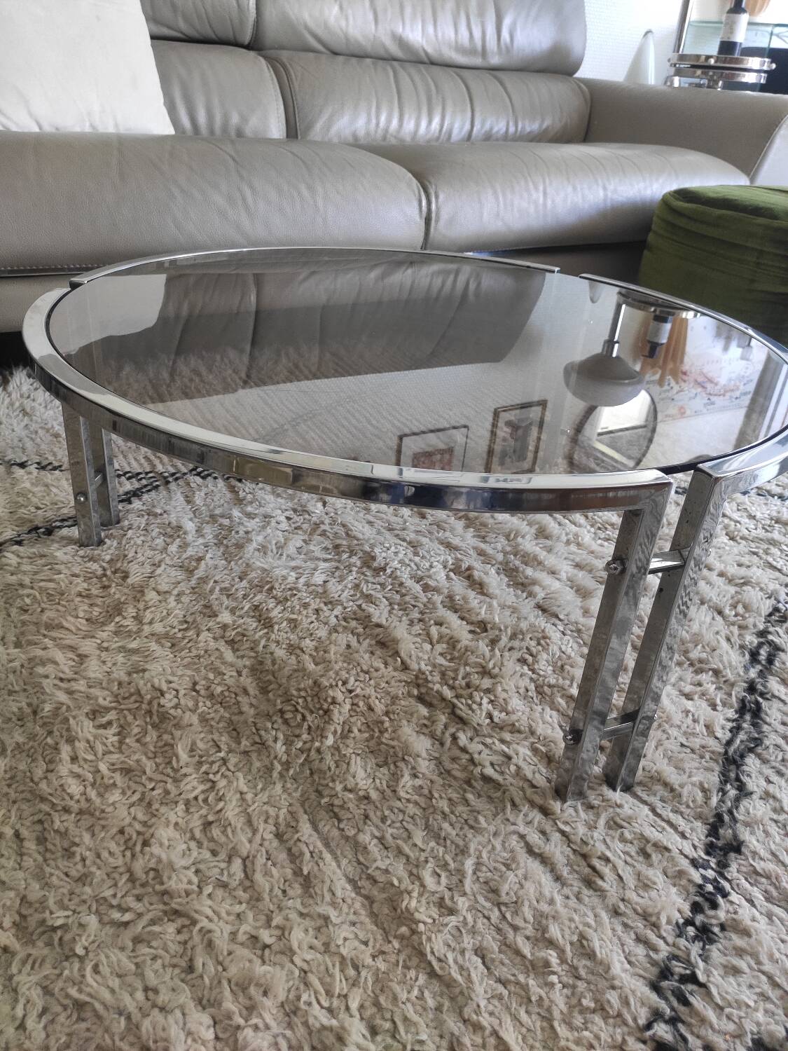 Round coffee table in smoked glass with chrome legs