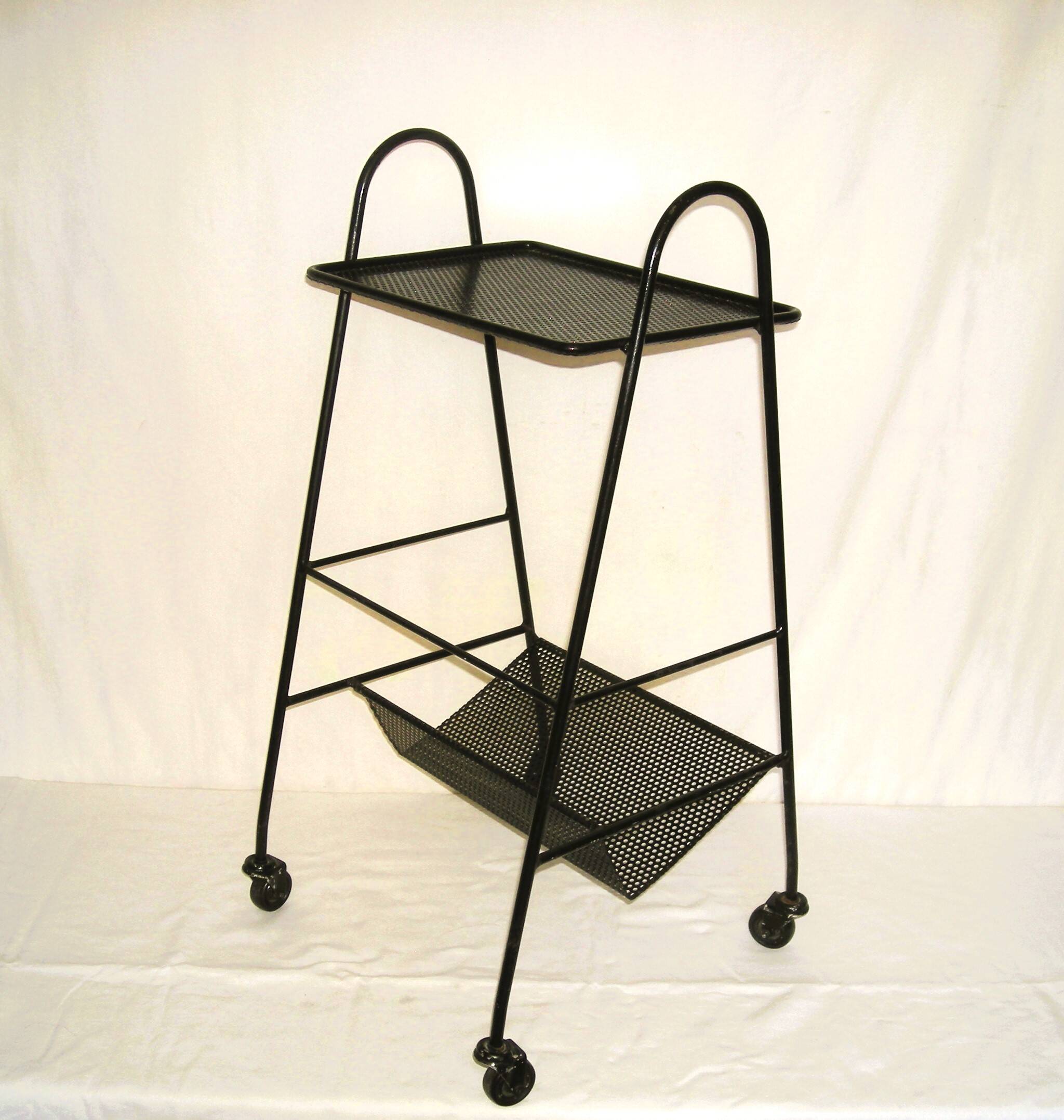 Table d' appoint à roulettes et porte-livres des années 50