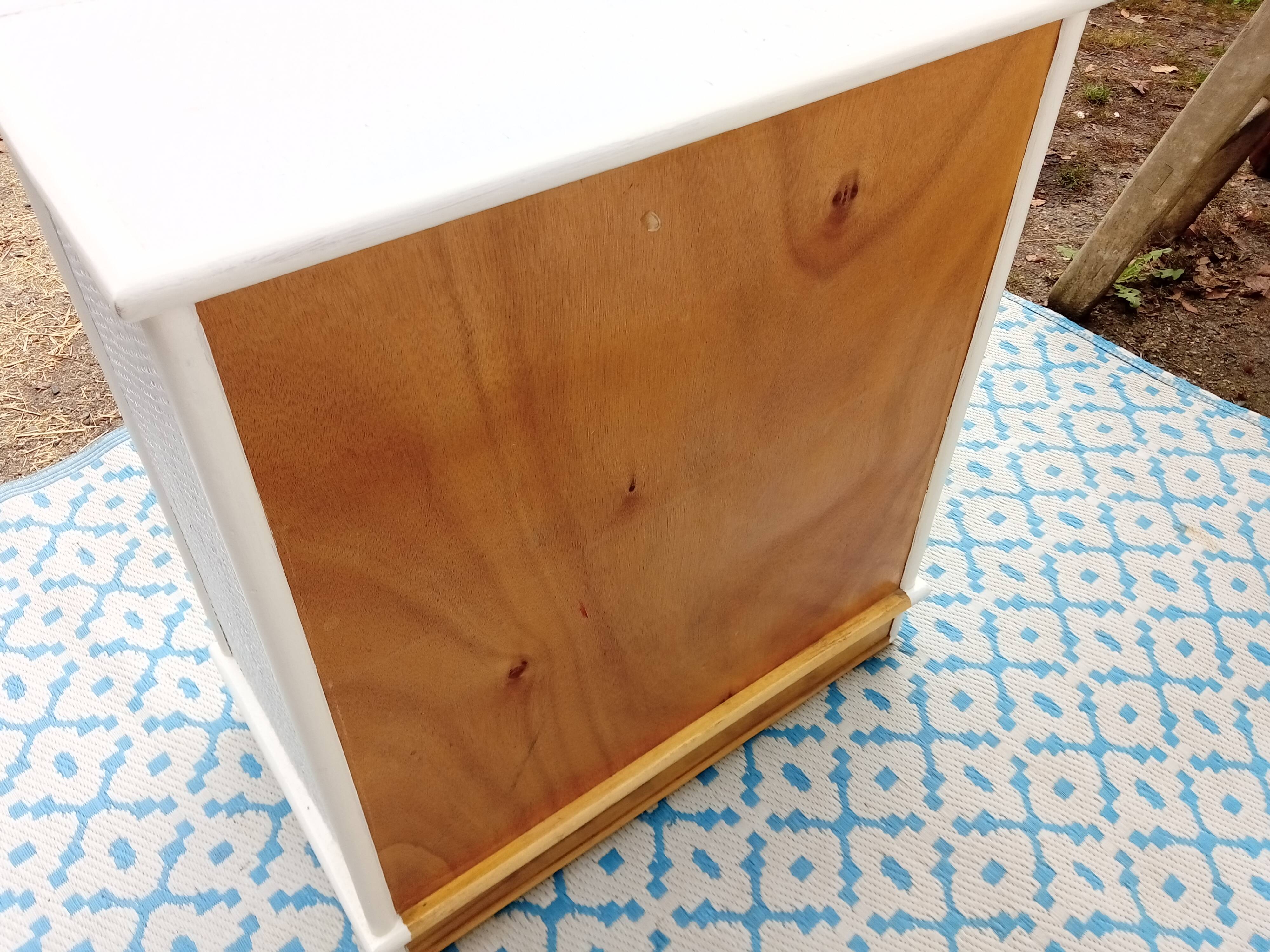 Commode blanche en rotin