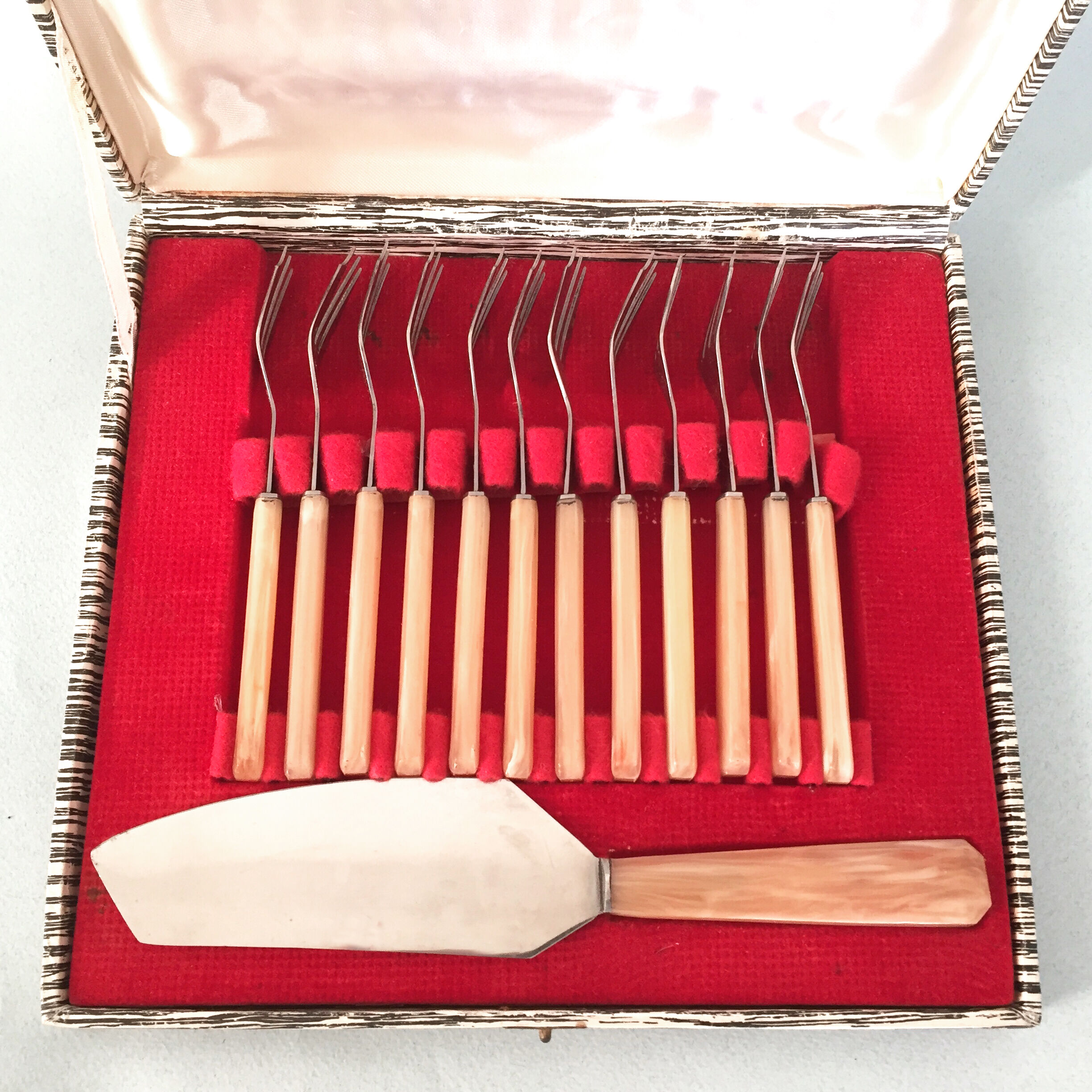 Box 12 dessert forks and 1 cake knife