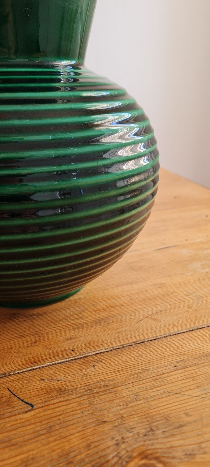 Vase en faïence émaillé vert