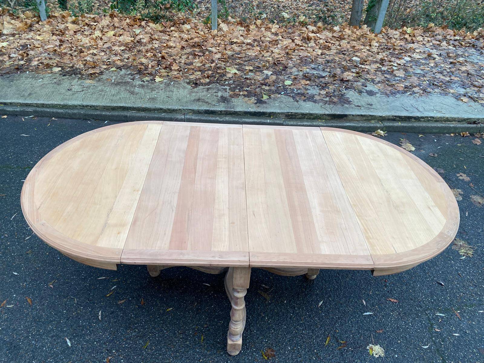 Extendable round farmhouse dining table restored in solid oak from the 19th century