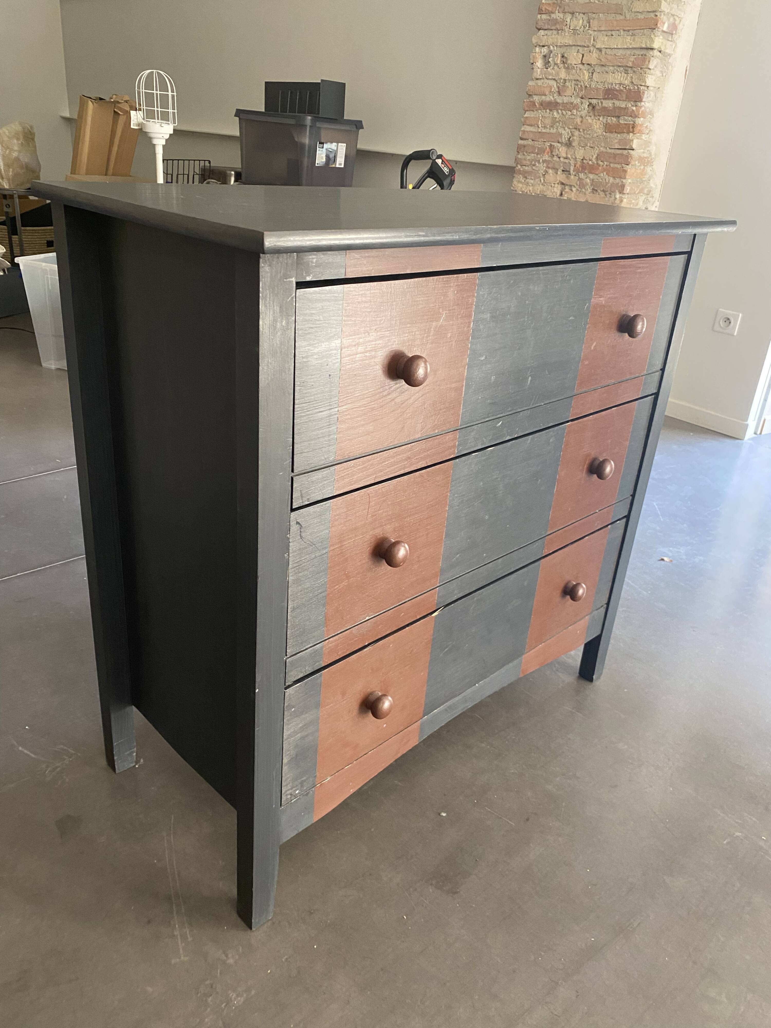 Small two-tone painted chest of drawers