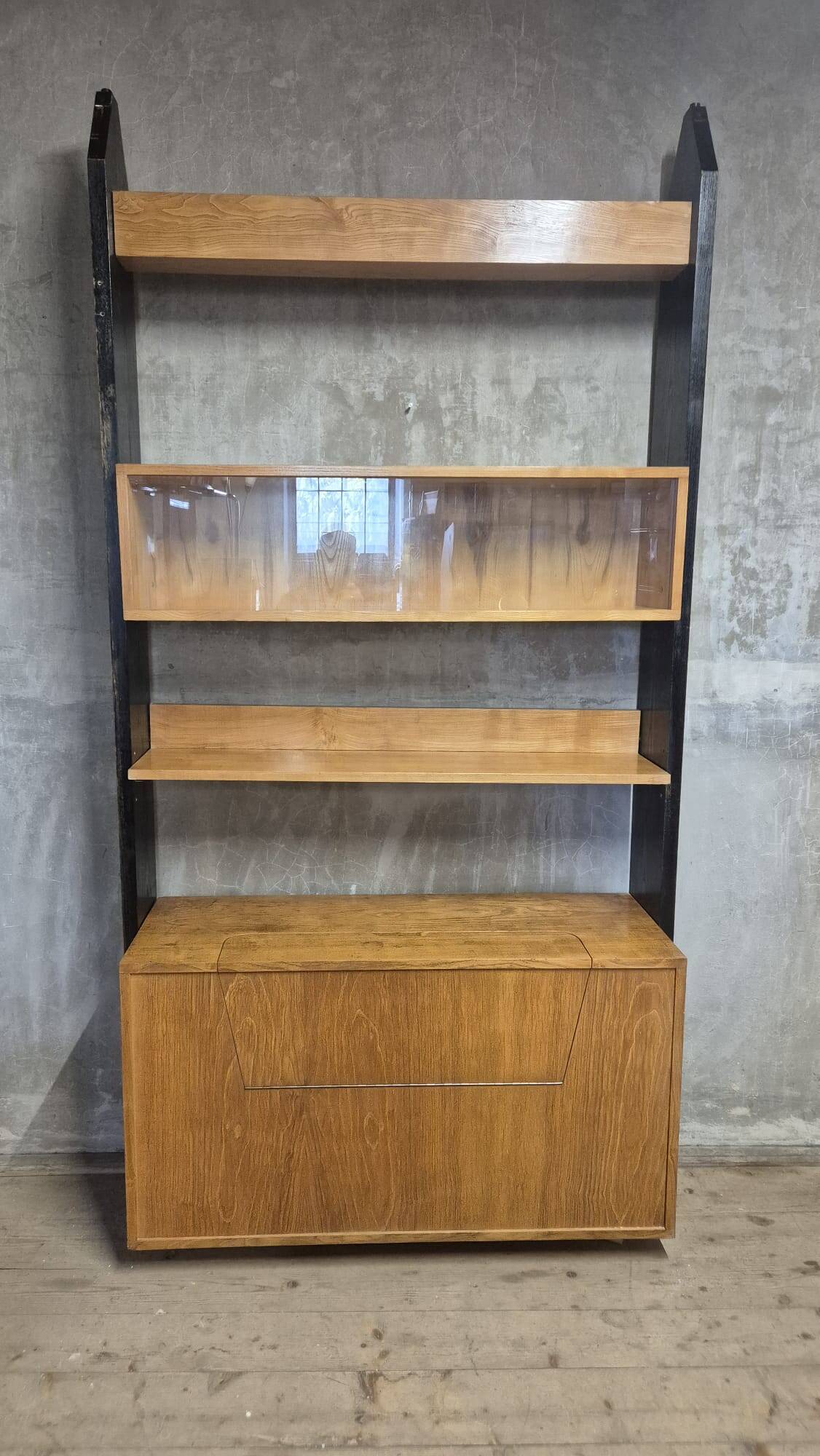 Meuble mural modulaire tchécoslovaque vintage avec armoires en placage et supports en bois noir, années 1960–1970