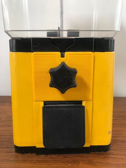 Distributor of sweets, peanuts or chewing gum