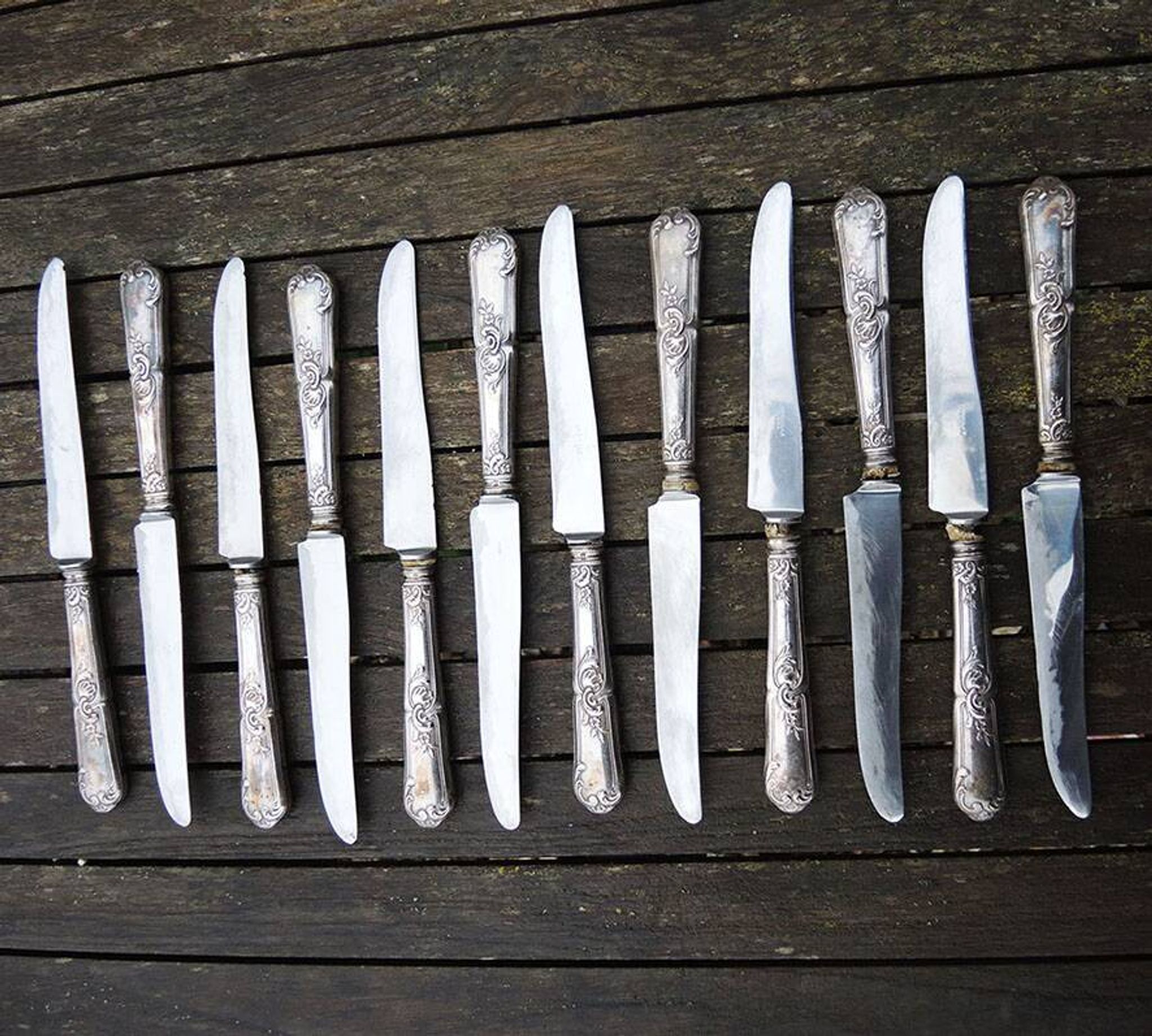 12 anciens couteaux de table Orbrille en inox