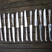 12 anciens couteaux de table Orbrille en inox