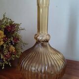 Vase italien en verre ambré pressé