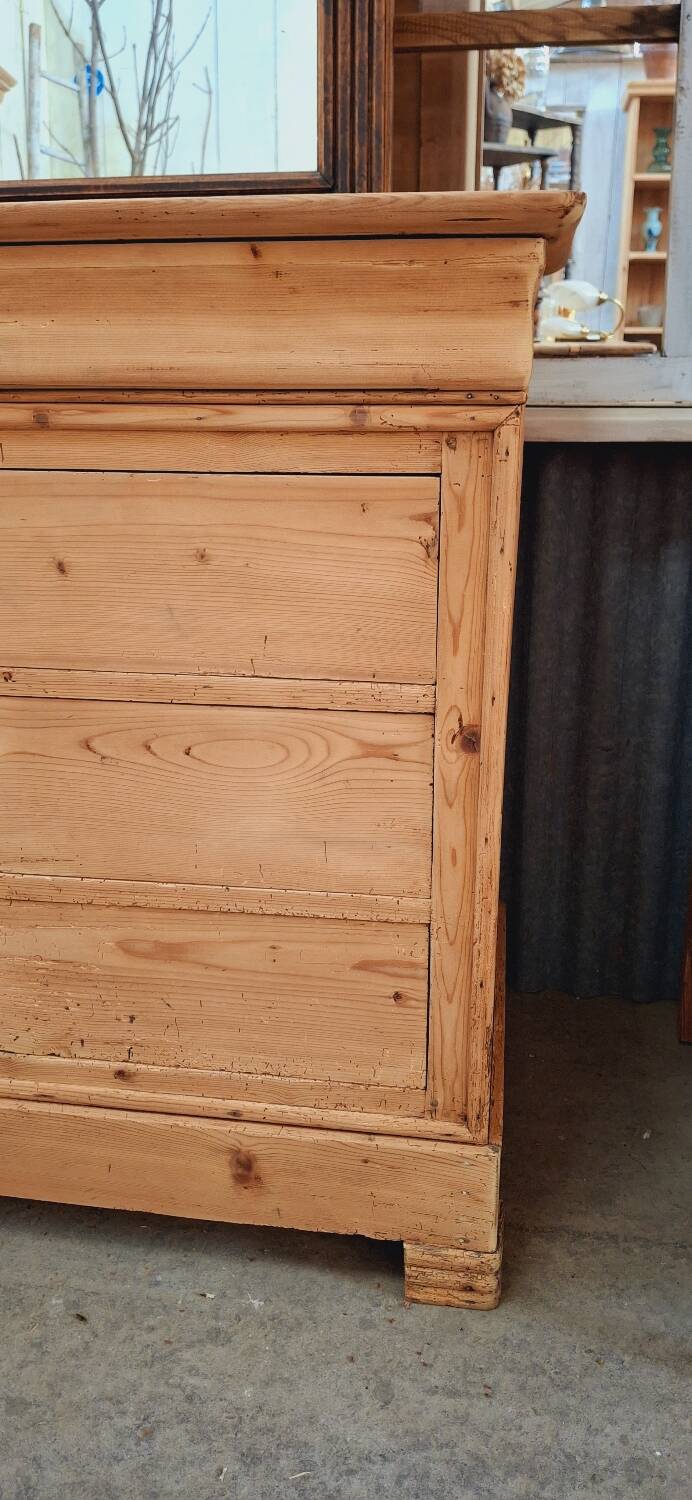 Antique chest of drawers